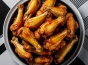 Эти крылышки станут украшением вашего стола (изображение создано с помощью ИИ)