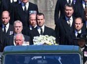 Сын пустил слезу, а внуки впервые за долгое время поговорили: похороны принца Филиппа потрясли королевскую семью