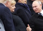 Путин хлопнул Трампа по плечу и показал палец (Видео)