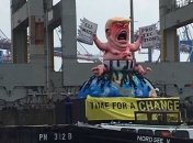 В Гамбурге активисты установили статую президента США в виде младенца