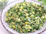 Легкий салат с яйцами и огурцами