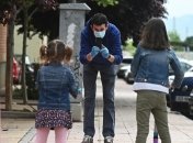 Коронавирус отступает: испанским детям разрешили гулять на улице