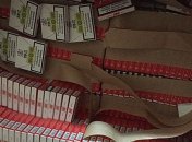 Во время бегства контрабандист выбросил из автомобиля 10 ящиков сигарет