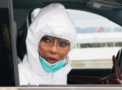 Модель Наомі Кемпбелл під час прогулянки з дитиною захищається від вірусу