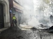 Полиция Парижа со слезоточивым газом разгоняет "желтых жилетов"