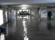 В Риме из-за дождя с градом сильно затопило несколько станций метро (Видео)