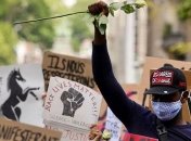 Протесты в США продолжаются: во время задержания афроамериканцу дважды стреляли в спину