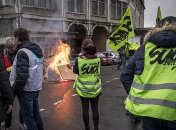 Железнодорожники во Франции продолжают бастовать (Фото)