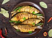 Карп "По-царски": запеченный с луком в нежном сметанном соусе