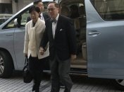 Экс-главу администрации Гонконга судят за коррупцию