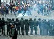 В Венесуэле протесты против Мадуро переросли в массовые столкновения