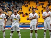 Сергей Панасенко (второй слева) поет гимн Украины