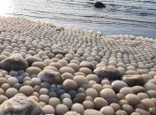 На побережье финского острова вынесло тысячи "ледяных яиц" 