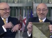 Резников произвел фурор платком с рисунком истребителя