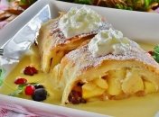 Рецепт дня: быстрый яблочный штрудель с ванильным соусом 