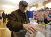 Чоловік на виборчій дільниці, жінка зі смартфоном