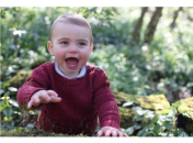 Кейт Миддлтон показала фото младшего из детей - принца Луи