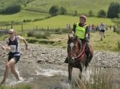 Необычные виды спорта. Человек против лошади (Видео)