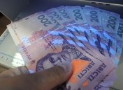 Украинцы, работающие за границей, будут платить новые "взносы" 