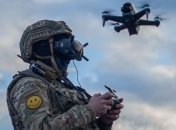 Украинский боец управляет FPV-дроном