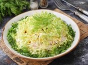 Салат выкладывается слоями