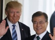 Трамп и Мун Чжэ Ин поговорили по телефону