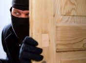 В Киеве неизвестные напали на семью и ограбили их квартиру