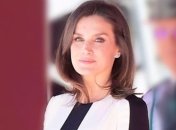 Стильный выход королевы Летиции: твидовая жилетка и модные кюлоты 