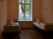 Голый пациент застрял, убегая из больницы