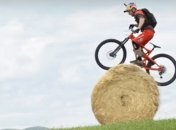 Нарушая законы физики: потрясающие трюки на горном велосипеде (Видео)