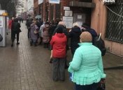 Люди в Донецке образовали очереди к банкоматам