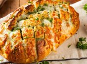 Гаряча закуска з хліба, сиру та в’ялених томатів