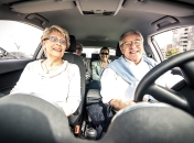 Літній чоловік за кермом