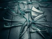 Розбите скло можна швидко зібрати з підлоги  (зображення створено за допомогою ШІ)