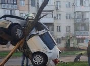 Чудом никто не погиб: из-за дорожной ямы авто влетело на дерево в Одессе (фото и видео)