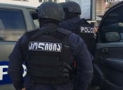 Вооруженный мужчина захватил заложников в банке: фото и видео происшествия в Грузии