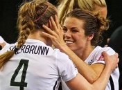 Поцелуй чемпионки: футболистка сборной США поцеловала свою девушку на трибуне