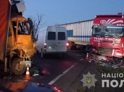 Аварія буквально заблокувала проїзд на трасі