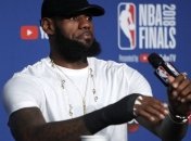 ЛеБрон травмировал руку после первой игры финала, ударив по доске в раздевалке