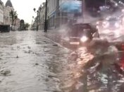 Водой покрылись и дороги и тротуары