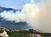 700 человек продолжают тушить пожар в Ялтинском заповеднике