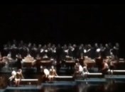 Опасное выступление: мужской хор в РФ упал прямо на сцене (Видео)