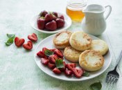 Як приготувати домашні сирники з манкою - рецепт