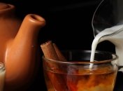 Врачи назвали главную опасность чая с молоком