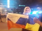 В центре Киева "туристы" фотографировались с российским флагом: видео
