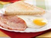 Гренки с яйцом, сыром и колбасой
