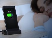 Заряджати смартфон краще на твердих поверхнях