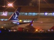 Два пассажирских самолета "сцепились крыльями" в Торонто