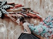 Девушка делает сказочные фотографии, используя тысячи книг (Фото)