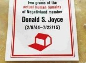 Известная рок-группа продает прах своего музыканта